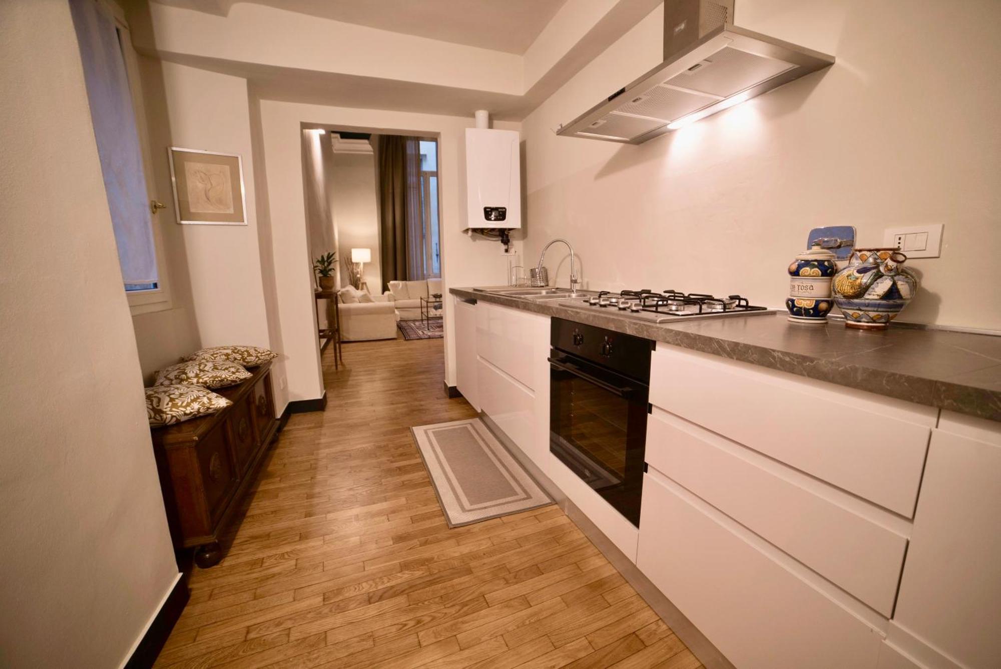 Apartment La Loggia Delle Regine, In Centro Fronte Acquario, Wi-fi Ac *